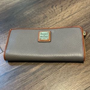 Dooney&Bourke ladies wallet